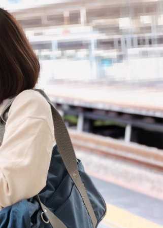 制服娘を電車でイタズラ 天野奈々