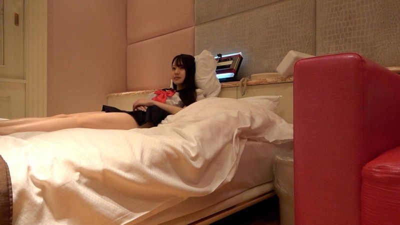 露脚、迷你裙、学生服！插入头部撕开内裤舔舐私处。葵酱！