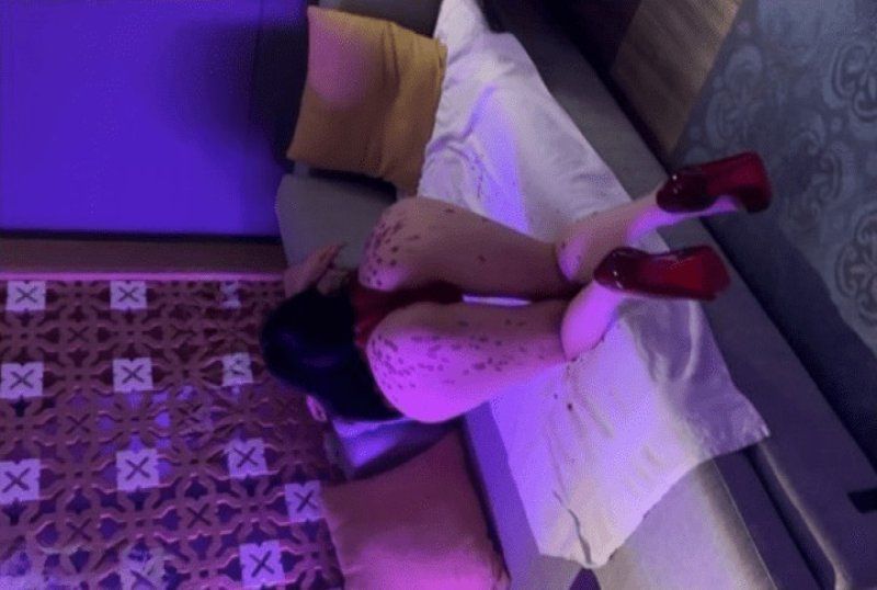 杏吧传媒 第一次滴蜡当着老公面挨操被玷污