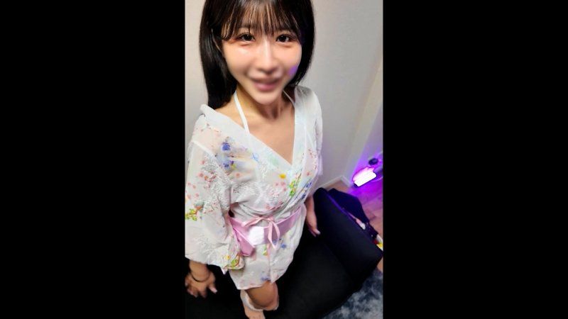 与像映美里的纤细酒廊小姐穿着浴衣，背德感MAX的中出PLAY