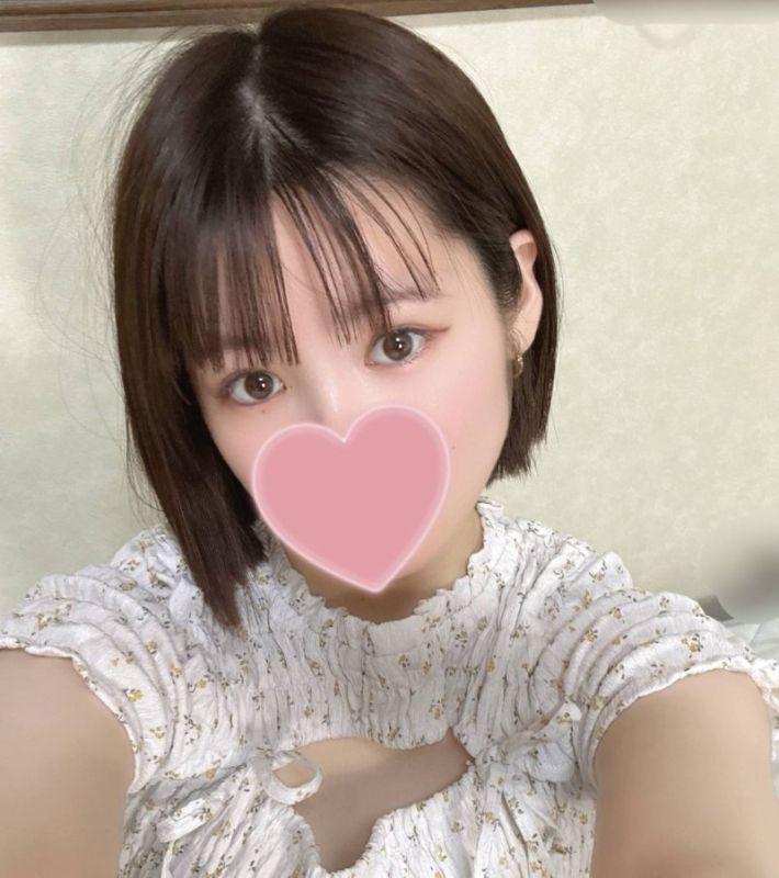 【完全素人&初撮り】可爱くて耻ずかしがり屋の初々しい19歳！押しに弱く流れのまま人生初中出しハメ♡特典有り
