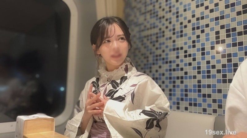 超热烈！盛夏夜晚的亲热性爱・浴衣太过分了纤细美乳最强外貌的大学生・20岁⇒大量中出在粉红色的阴道内『兰』