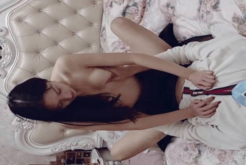 杏吧传媒 名校高材生女友黑丝吊带性感尤物