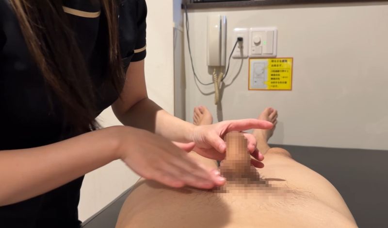 【完全勃起露出】小心翼翼的巴西热蜡除毛中让人看见完全勃起肉棒【让人看见肉棒】