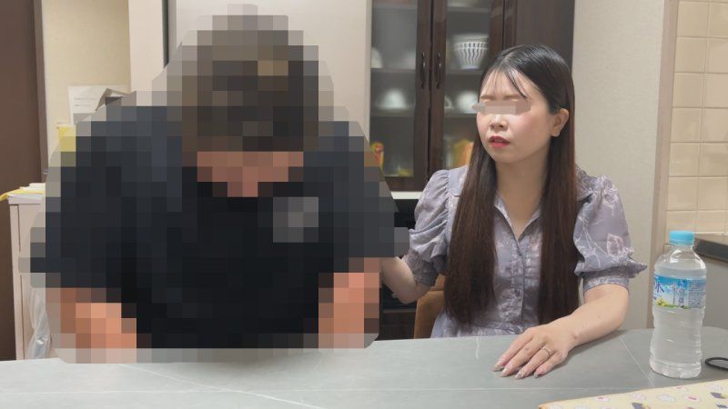 【个撮】被强迫背负的妻子。在丈夫旁边被侵犯也没有帮助。明明是自己家却像客场一样被内射。