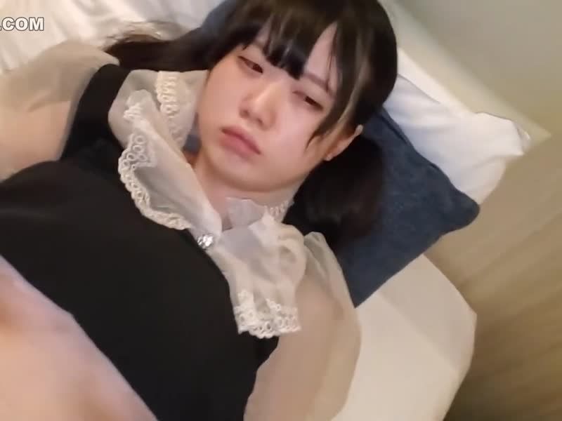 【素人个人拍摄】把清纯的人气偶像带回饭店！？困惑的穿着衣服中出SEX！！